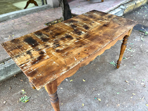Mesa con faldón