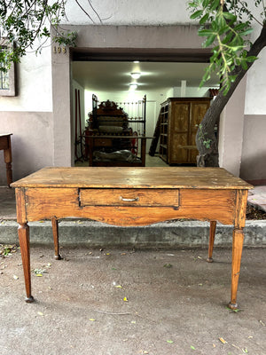 Mesa con faldón y cajón