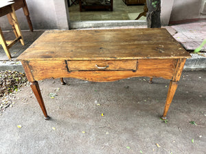 Mesa con faldón y cajón