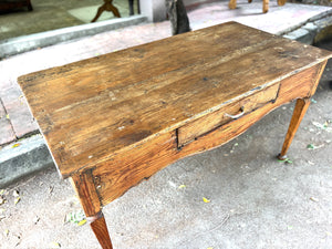 Mesa con faldón y cajón