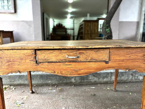 Mesa con faldón y cajón