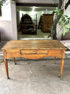 Mesa con faldón y cajón