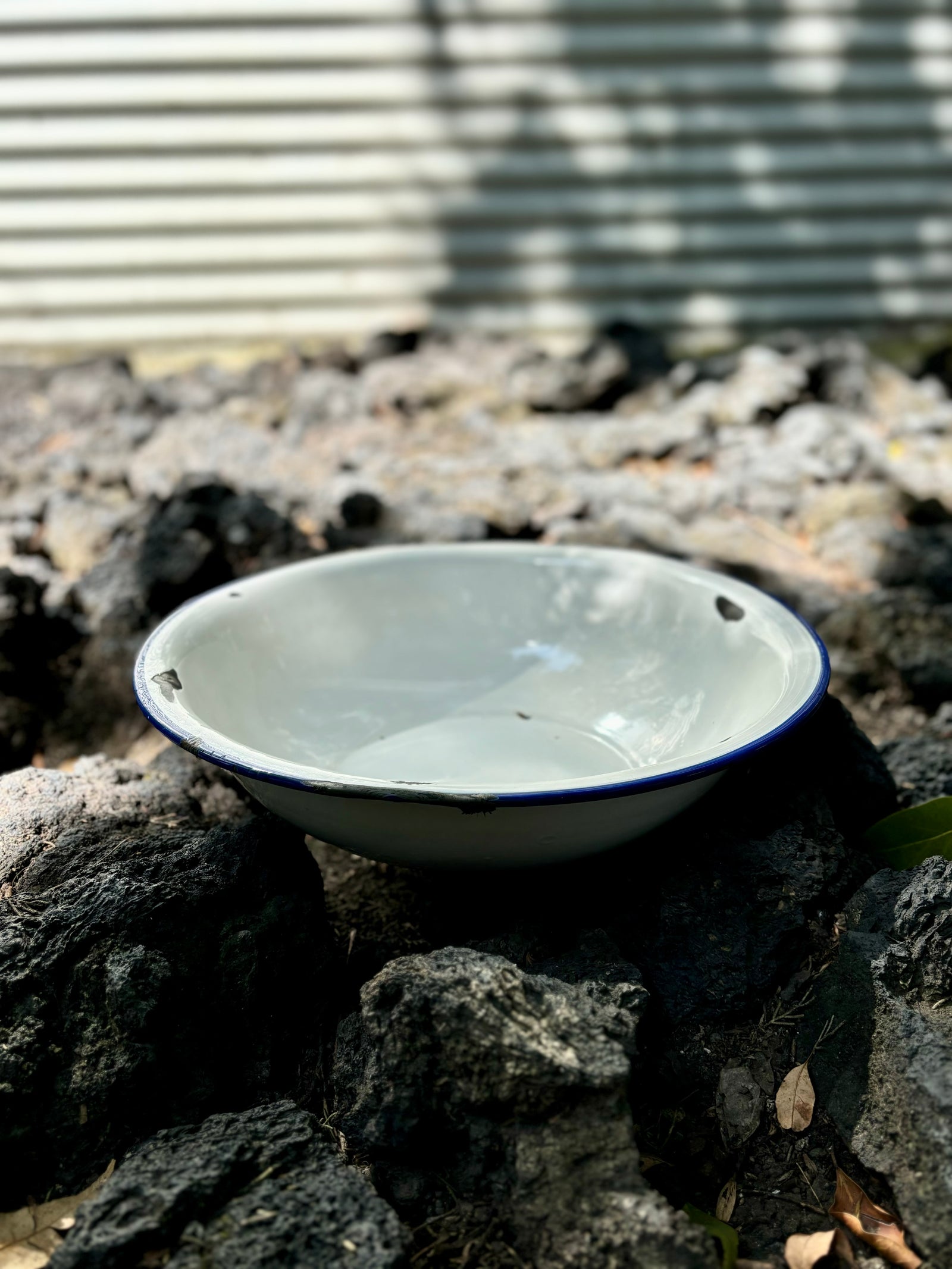 Palangana blanca de peltre