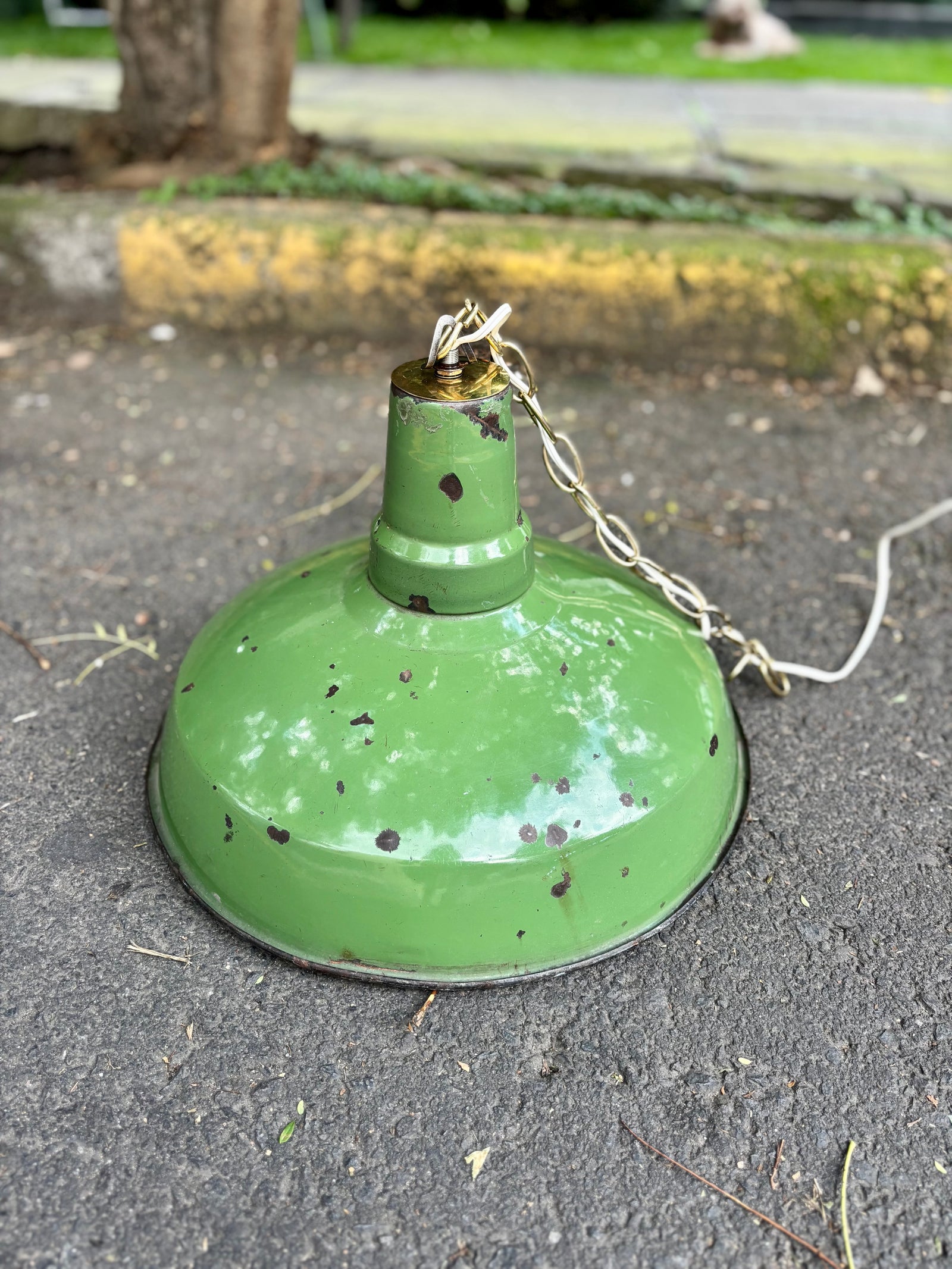 Lámpara industrial porcelanizada