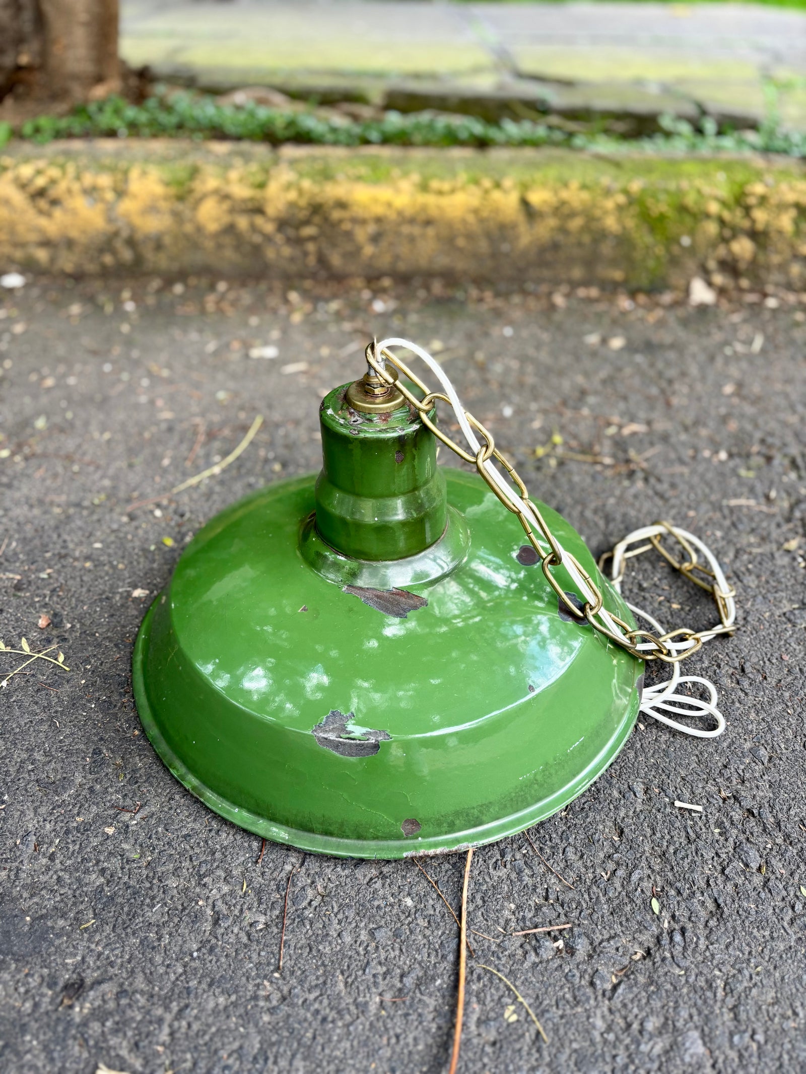 Lámpara industrial porcelanizada