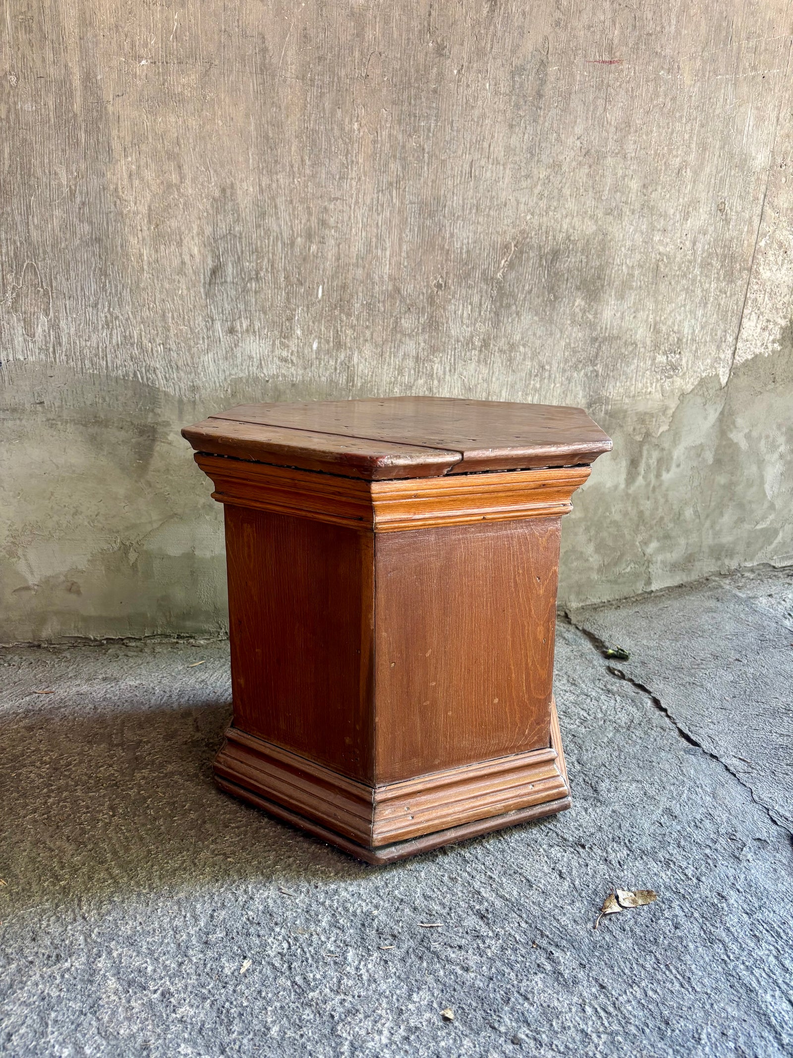 Pedestal de madera