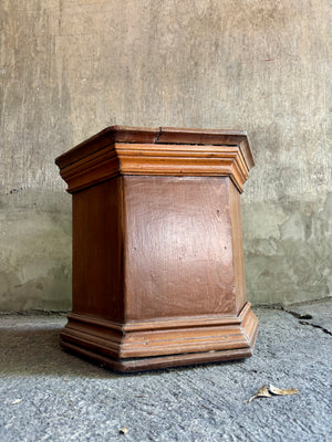 Pedestal de madera