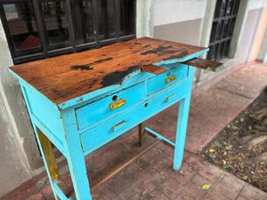 Mesa de joyero azul