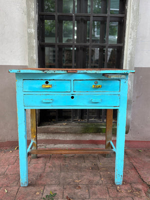 Mesa de joyero azul
