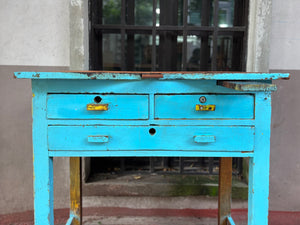 Mesa de joyero azul