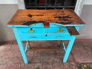 Mesa de joyero azul
