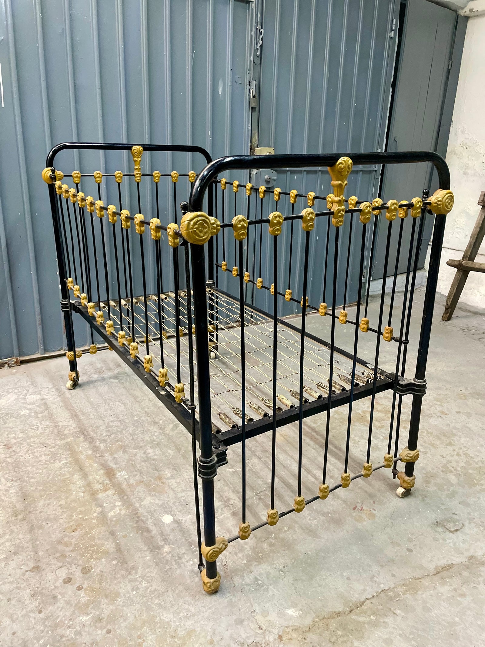 Cuna antigua de Hierro forjado