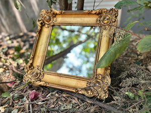 Marco antiguo con espejo