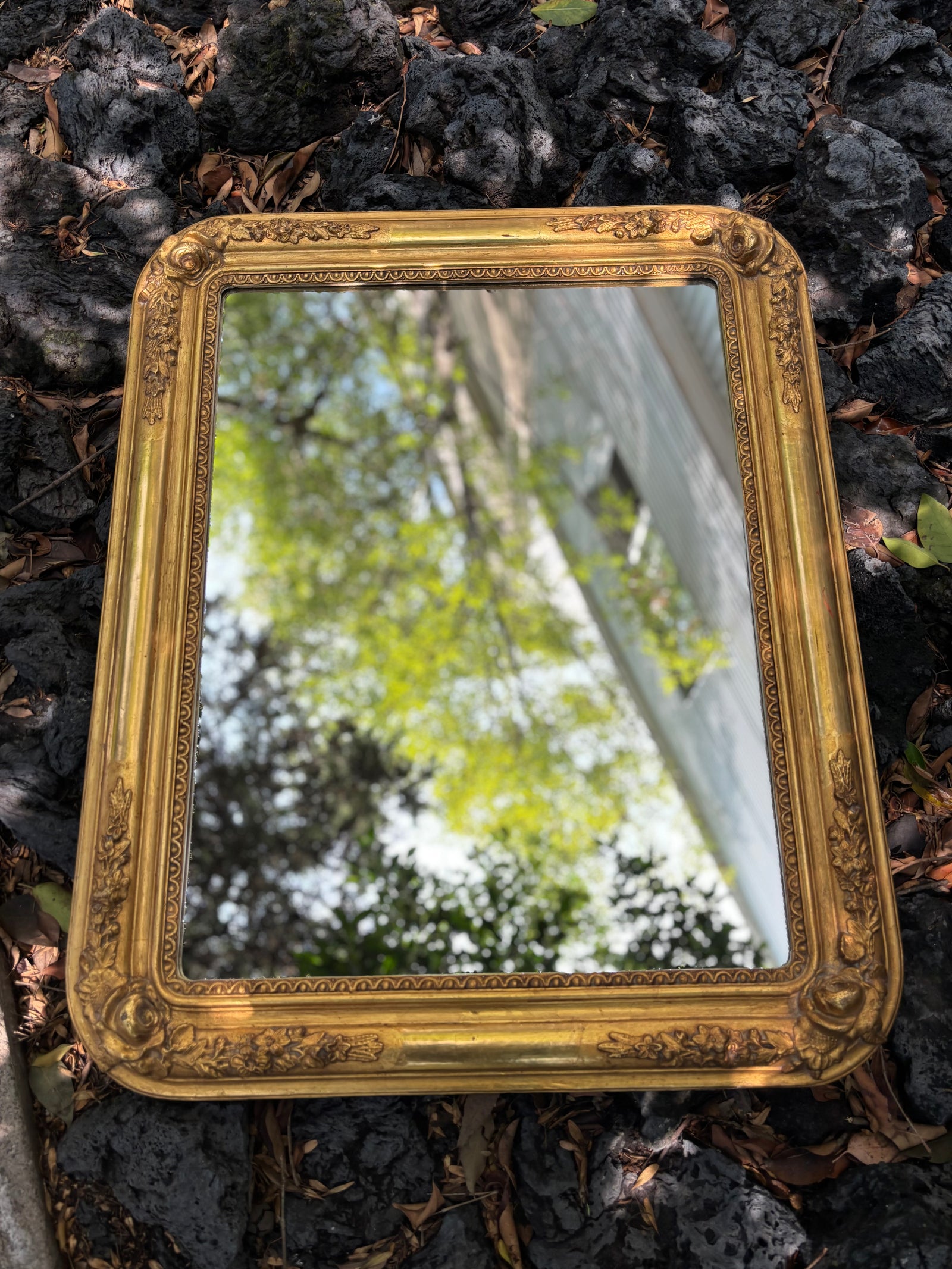 Espejo con marco antiguo