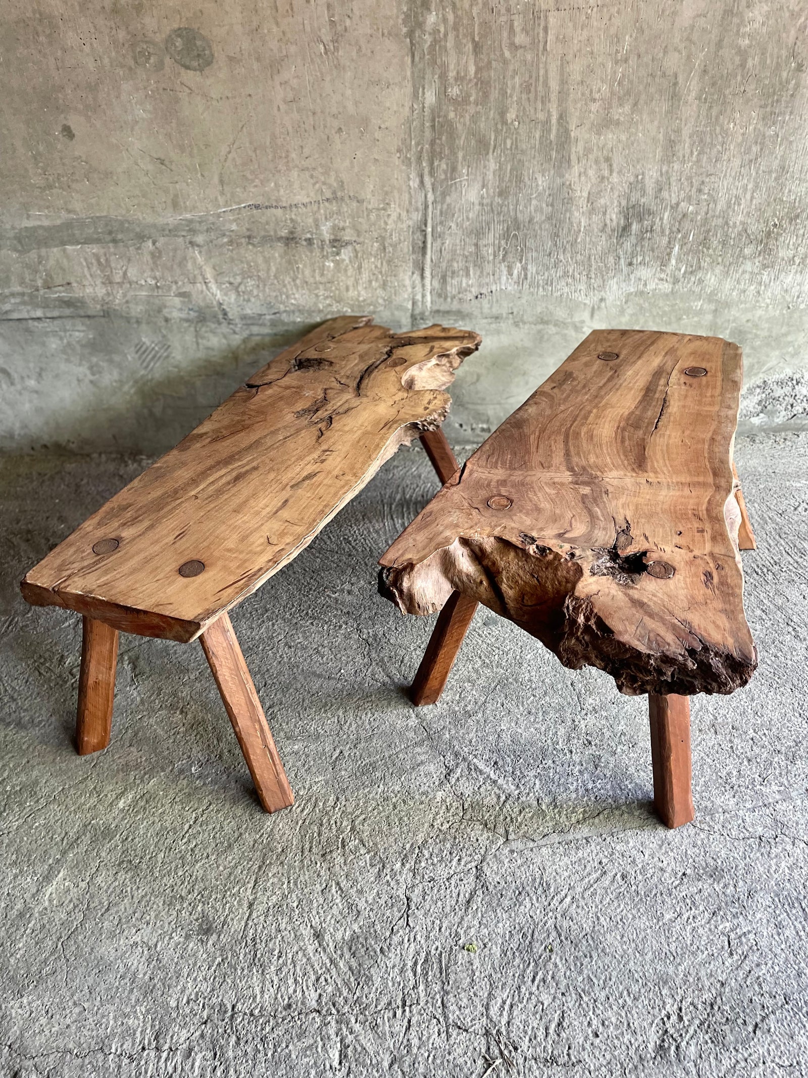 Bancas de tronco de ciprés