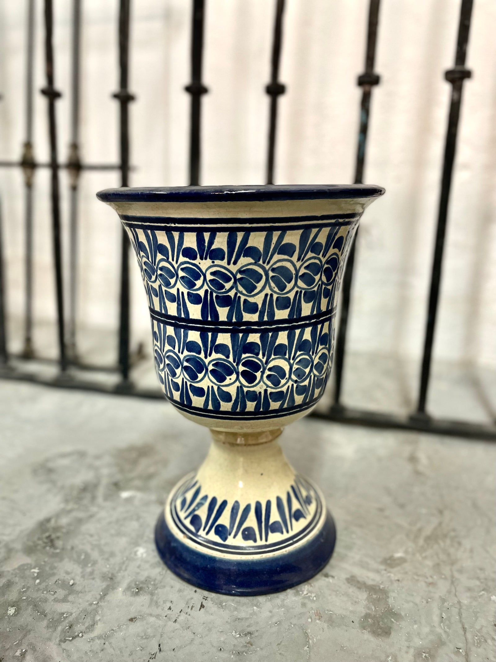 Maceta de talavera azul