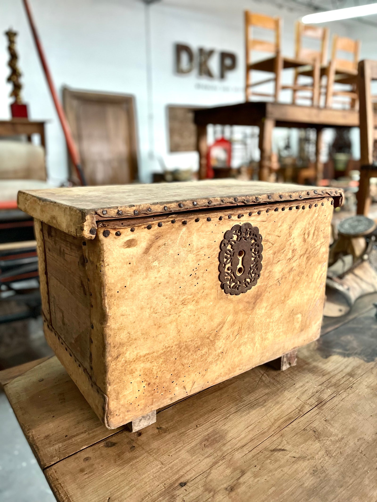 Antiguo baúl con pergamino