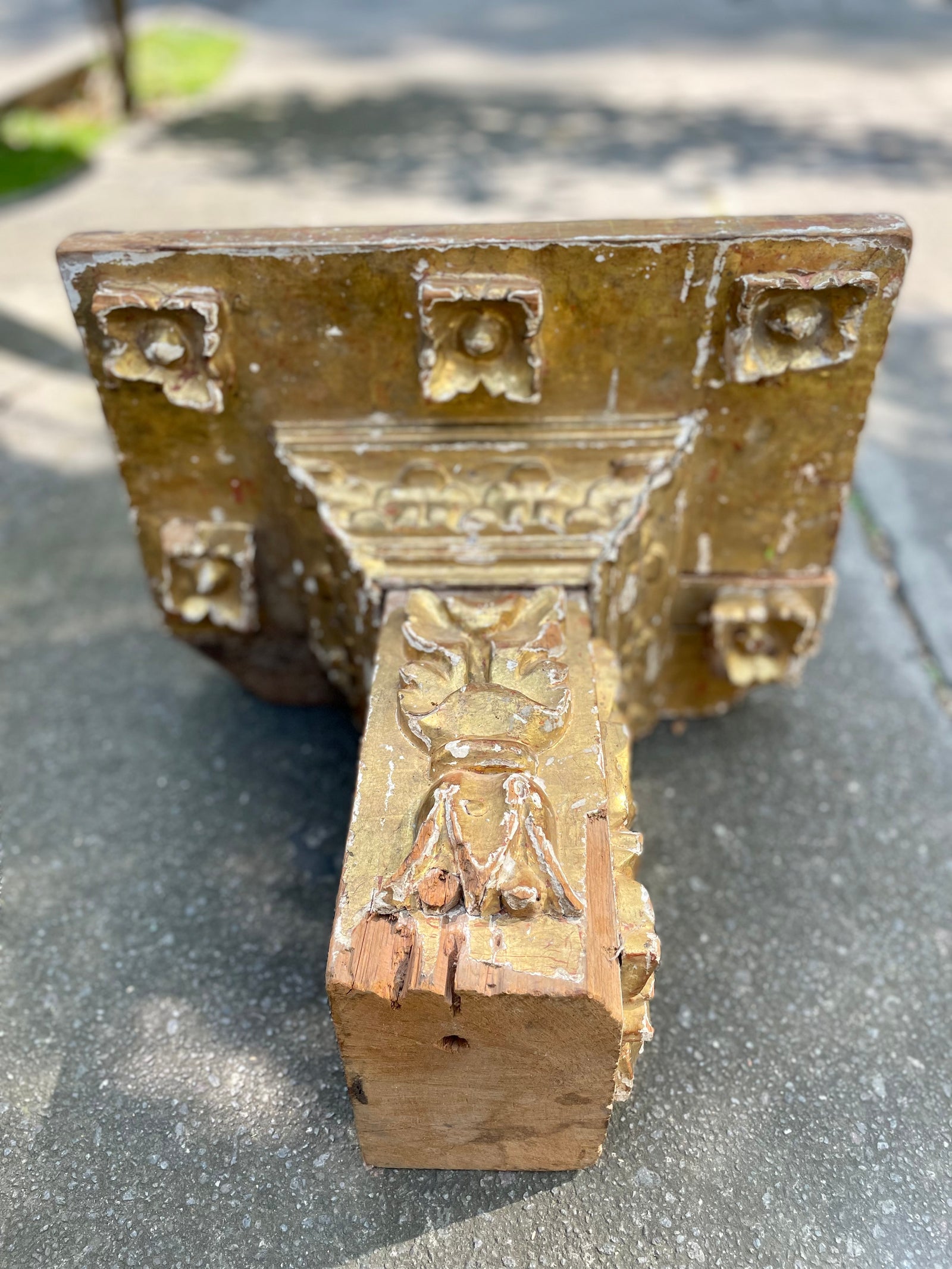 Peana con hoja de oro