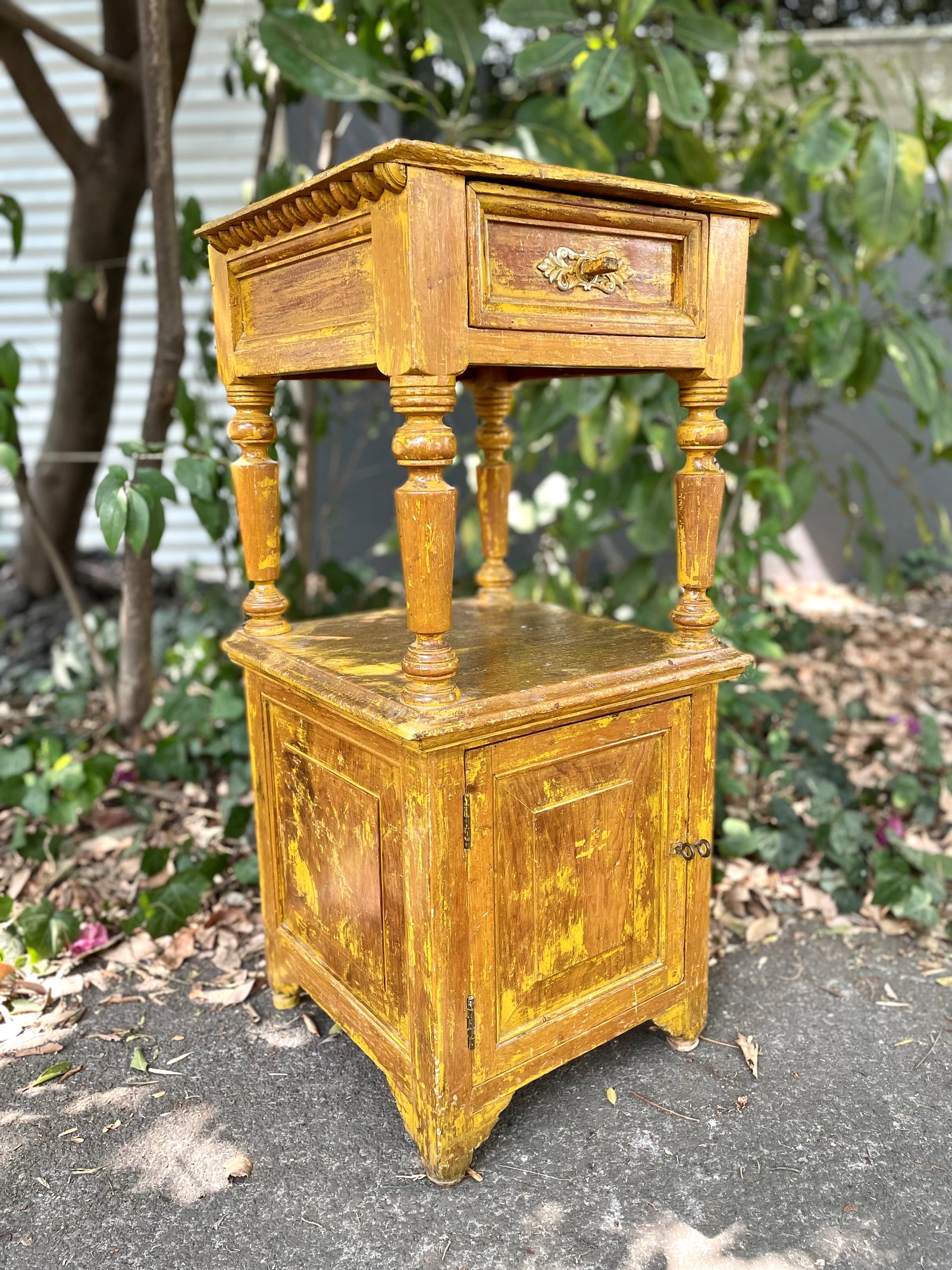 Buró pátina amarilla