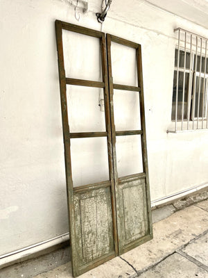 Par de puertas gris verdoso