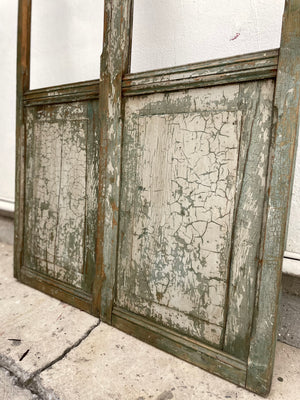 Par de puertas gris verdoso