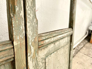 Par de puertas gris verdoso