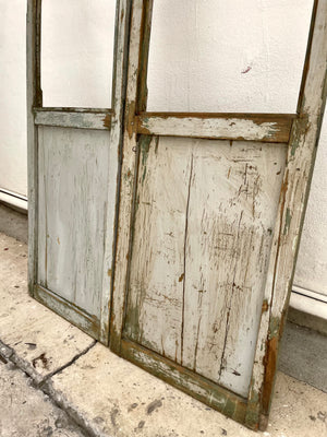 Par de puertas gris verdoso