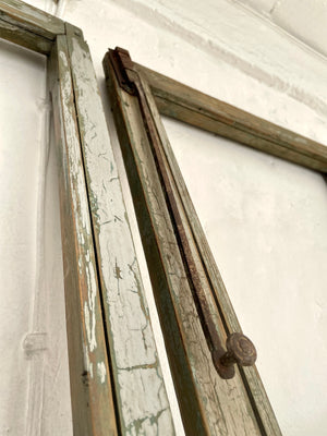 Par de puertas gris verdoso