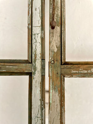 Par de puertas gris verdoso