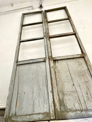 Par de puertas gris verdoso
