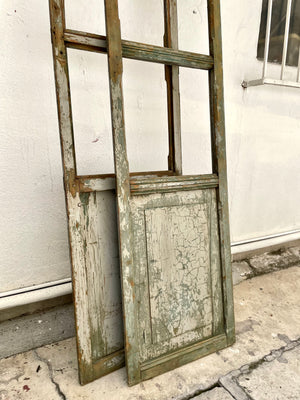 Par de puertas gris verdoso