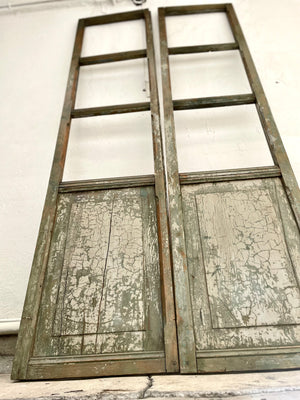 Par de puertas gris verdoso