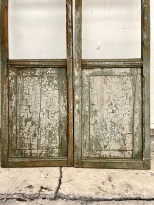 Par de puertas gris verdoso