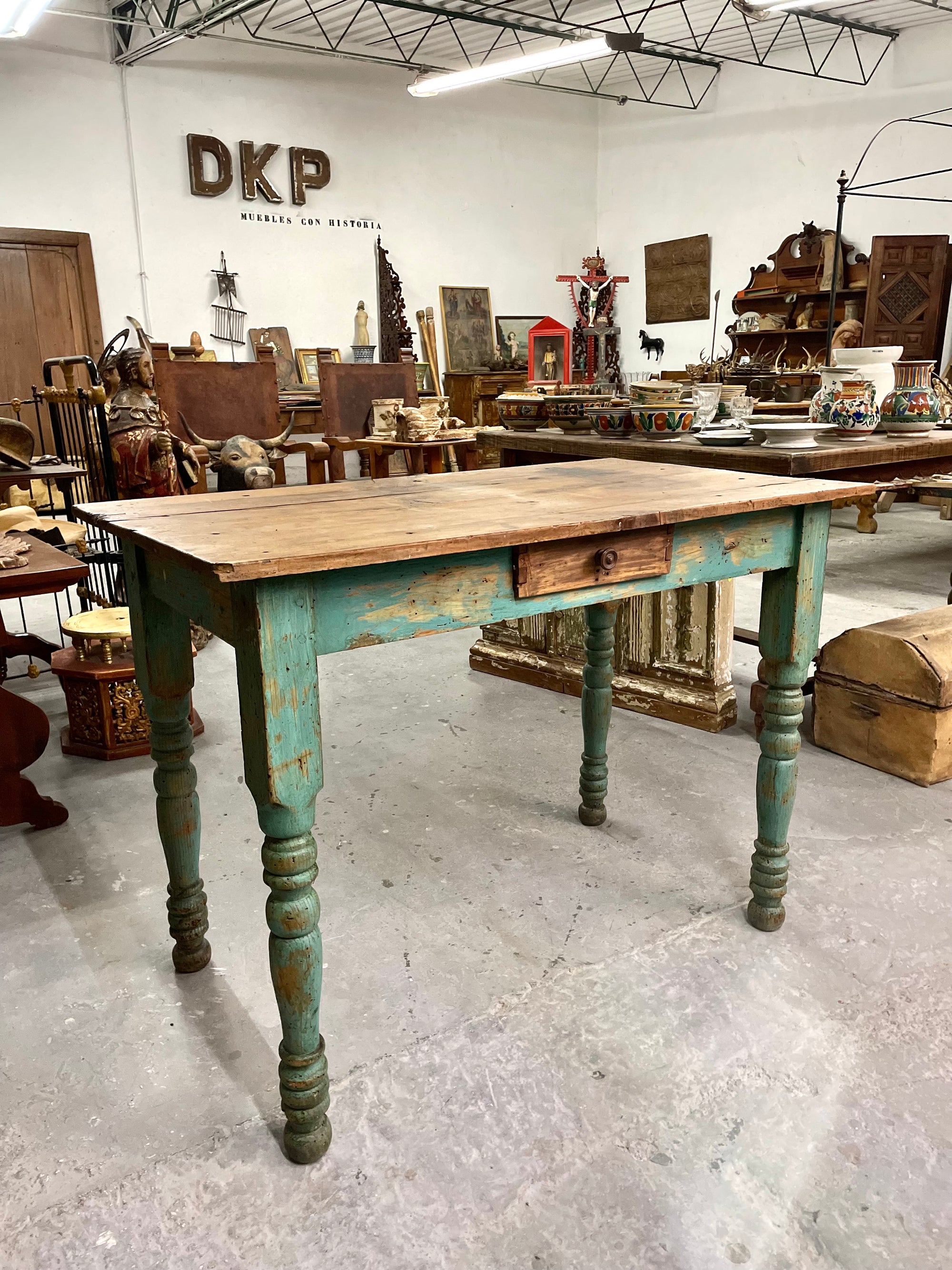 Mesa azul pata torneada