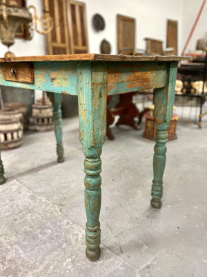 Mesa azul pata torneada