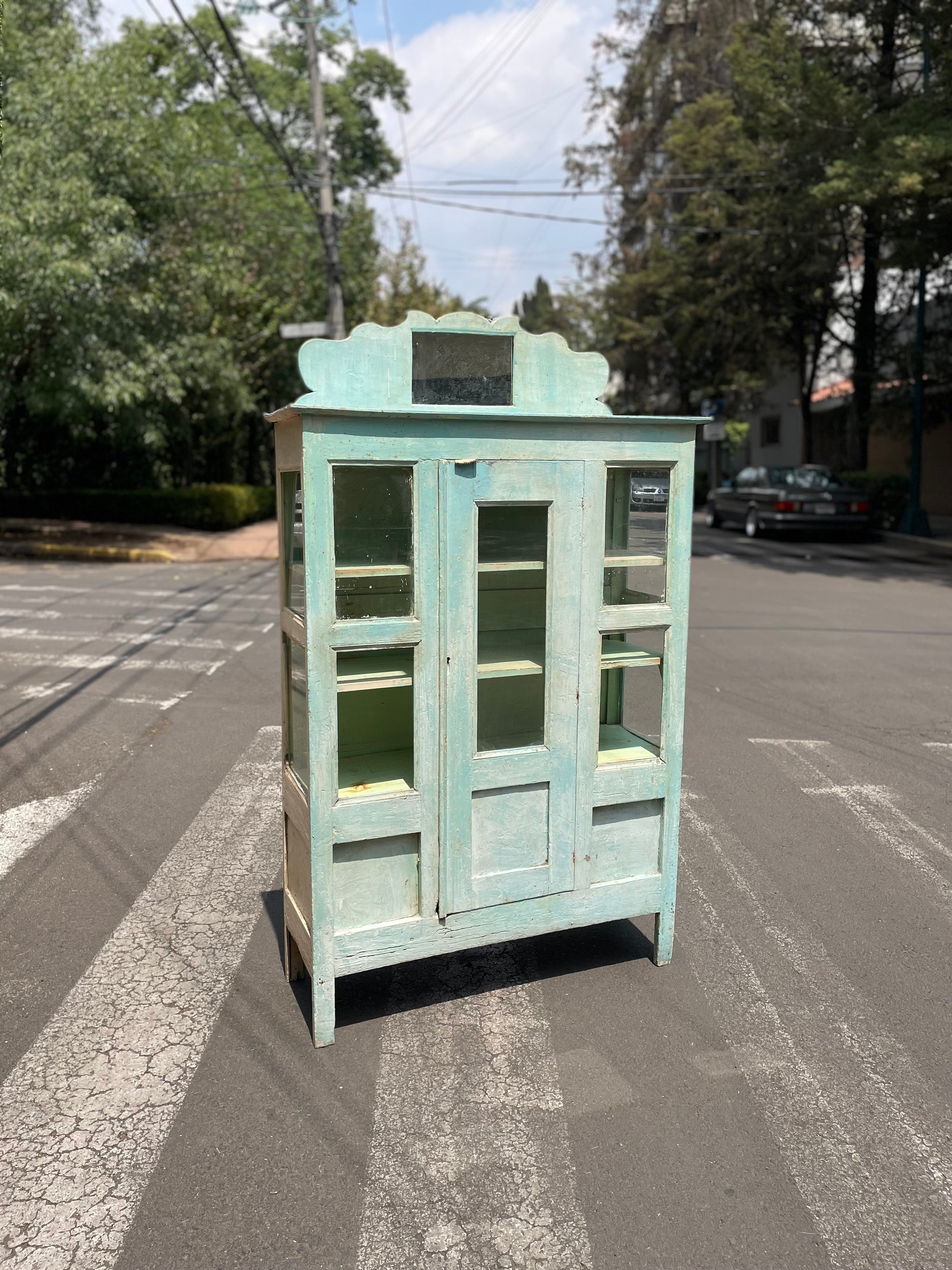 Mueble vitrina con espejo