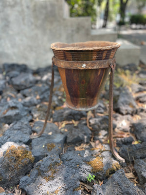 Maceta de barro vidriada con base